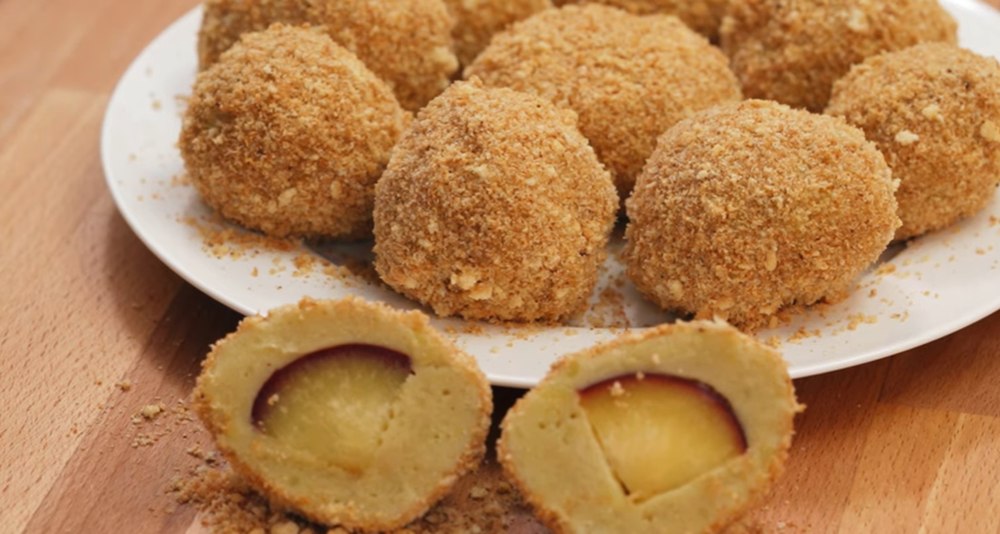 Desertul tradițional perfect pentru zilele de toamnă. Cum se pregătesc găluștele cu prune