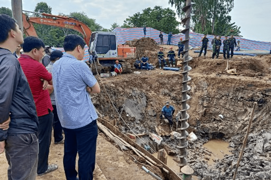 Copilul de 10 ani din Vietnam rămas blocat într-o groapă de 35 de metri adâncime a fost declarat mort
