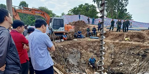 Copil căzut în groapă în Vietnam Foto AFP