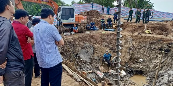 Copil căzut în groapă în Vietnam Foto AFP