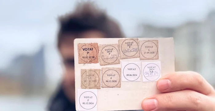 Andrei Leonte a arătat ștampila “Votat” pe cartea de identitate foto: Facebook