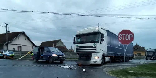 Accident rutier pe DN 1 la Porumbacu de Jos - Sibiu - coliziune între un TIR şi un microbuz cu pasageri soldată cu o victimă Foto Adevărul