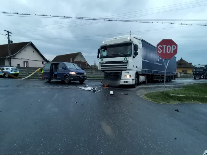 Accident rutier pe DN 1 la Porumbacu de Jos - Sibiu - coliziune între un TIR şi un microbuz cu pasageri soldată cu o victimă Foto Adevărul