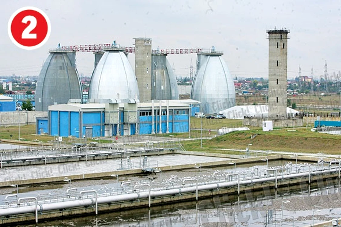 Nămolul rezultat din  decantarea apei este  transformat în biogaz,  în patru rezervoare