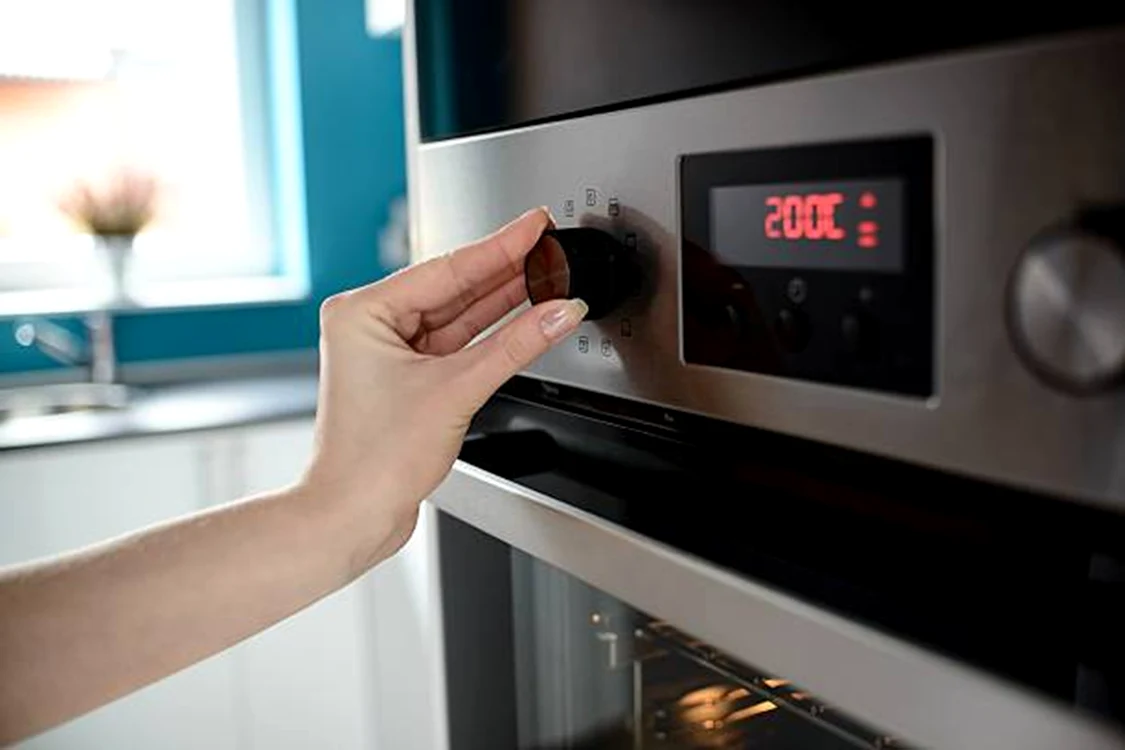 Cartoful crud combate mirosul de arsură din cuptor / foto: istock