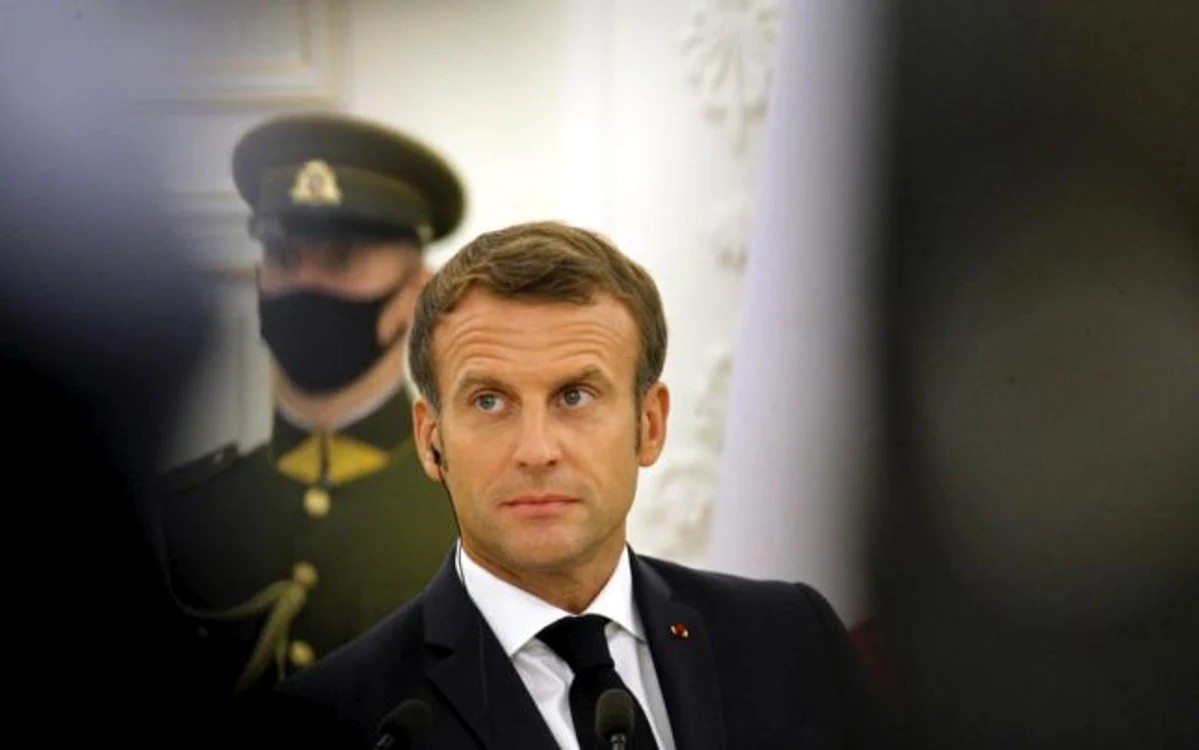 
    Emmanuel Macron conduce Franța din izolare  