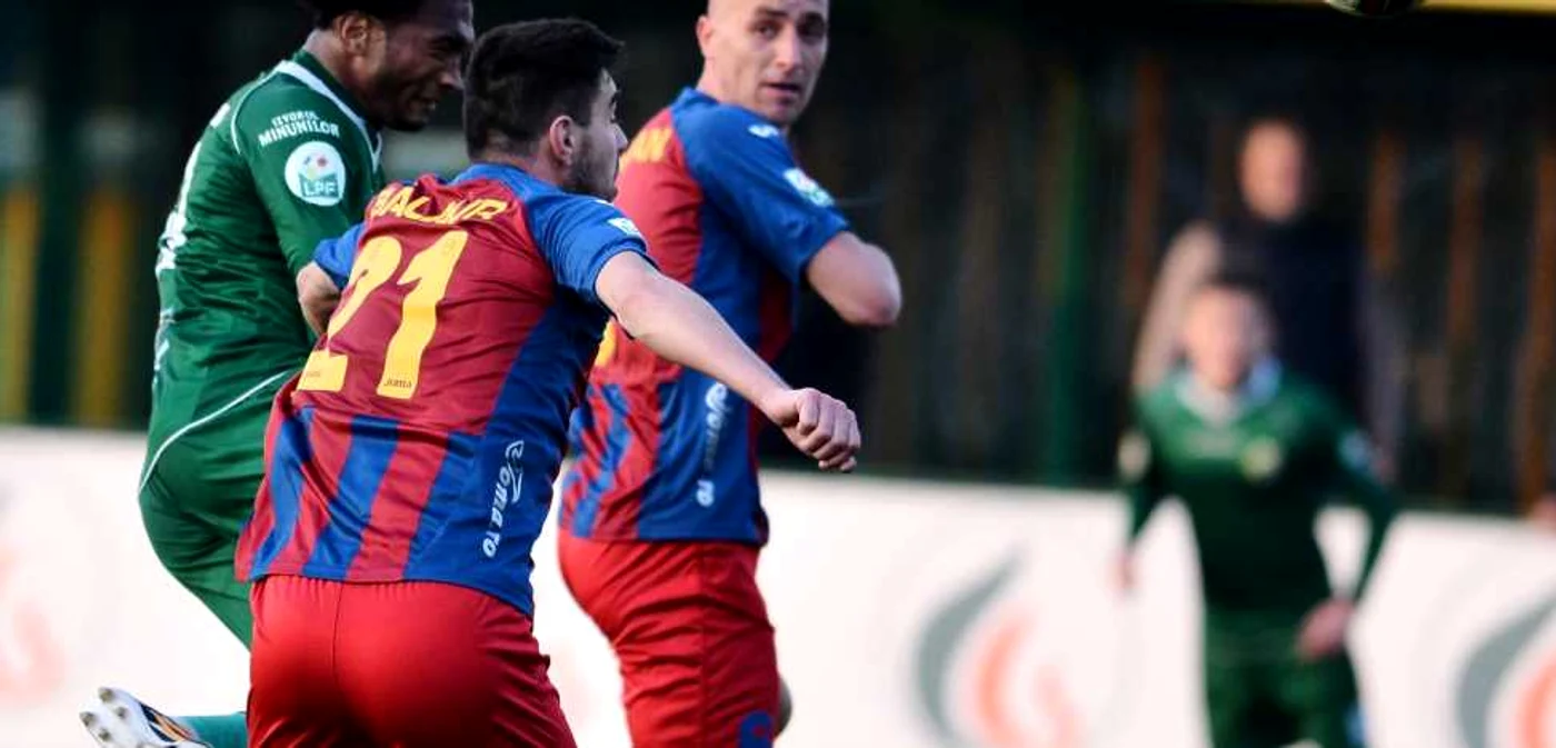 Wellington (stânga), într-un duel cu Balar (nr.21), de la ASA. FOTO: Rpressport.ro