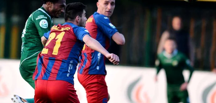 Wellington (stânga), într-un duel cu Balar (nr.21), de la ASA. FOTO: Rpressport.ro