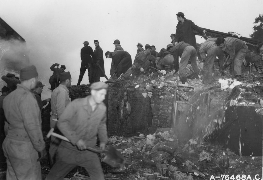 O tragedie uitată: Avionul american prăbușit peste o școală britanică, în timpul celui de-al Doilea Război Mondial