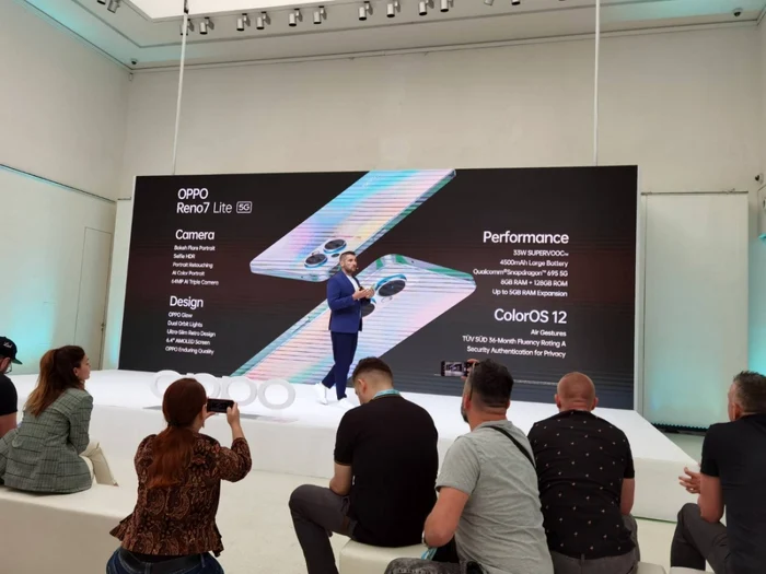 Ciprian Mirea prezentând OPPO Reno 7 Lite 5G. FOTO Adrian Pogîngeanu