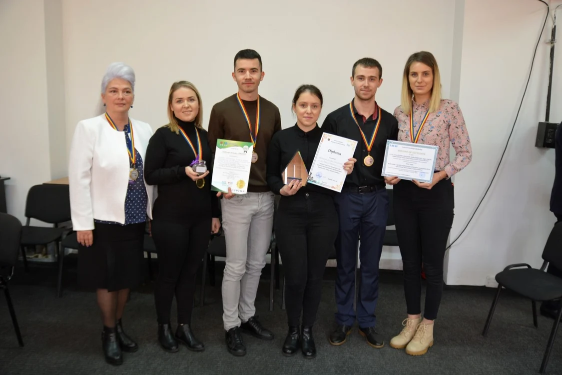 Cei cinci studenţi care au creat ingredientul multifuncţional şi Stoica Maricica (prima din stânga), unul dintre profesorii coordonatori Foto: Valentin Trufaşu