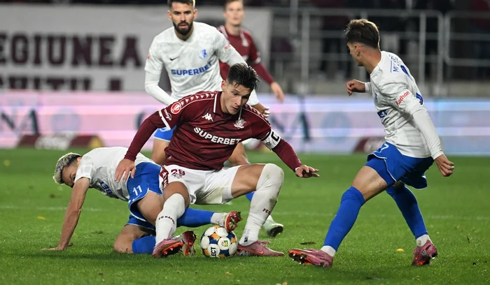 Alexandru Dobre (vișiniu), autorul unei „duble” pentru Rapid (FOTO: Sportpictures)