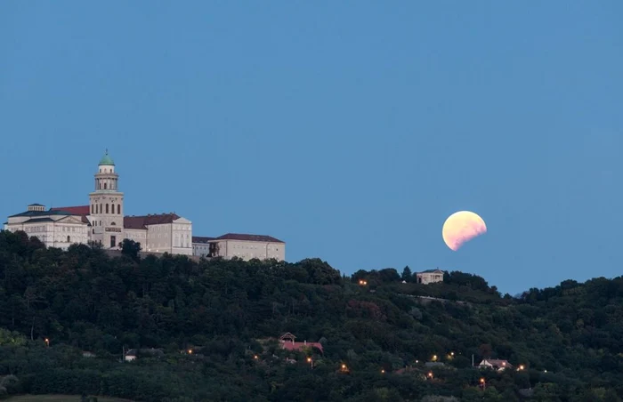 Abaţia milenară Pannonhalma din Ungaria - monument de patrimoniu UNESCO Sursa Facebook Pannonhalma Élmény - Experience Pannonhalma