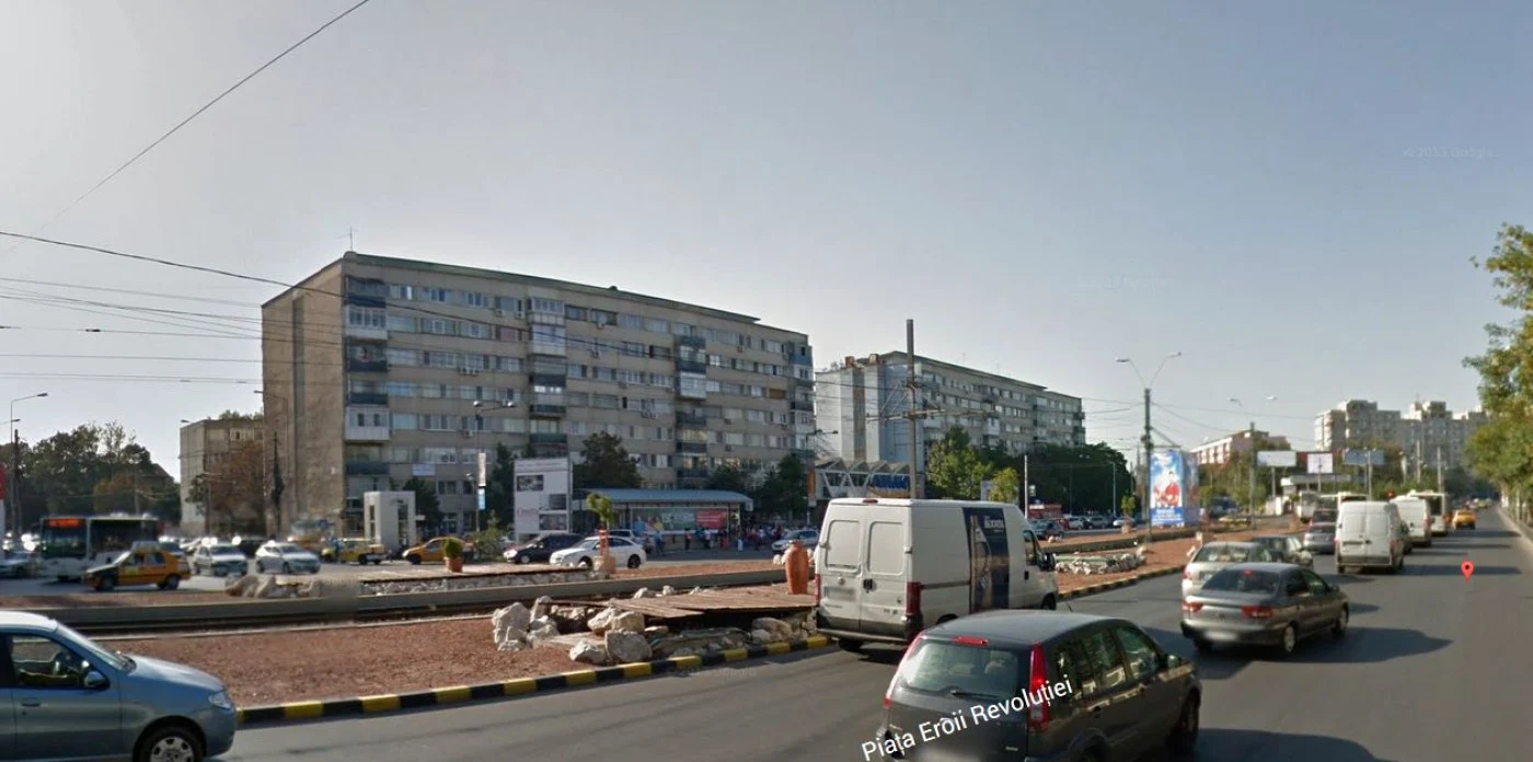 Cele două guri de la pasajul pietonal ce ar fi trebuit să fie terminat în 2008 sunt astupate în prezent FOTO www.instantstreetview.com