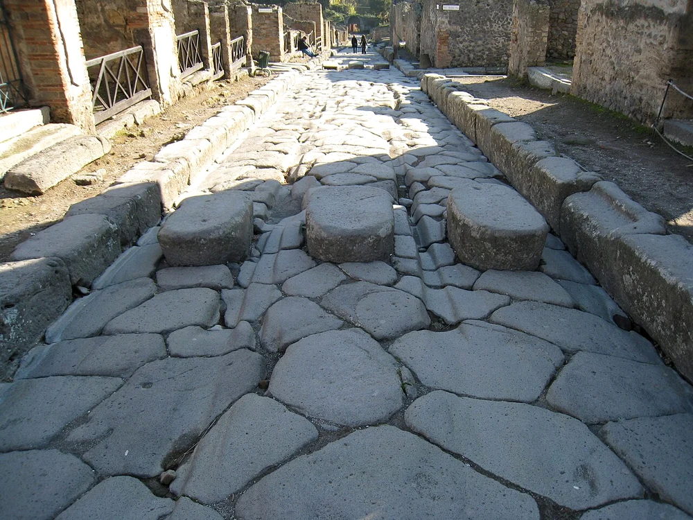 „Trecere de pietoni” pe o stradă din Pomepeii (© Dvortygirl / Wikimedia Commons)
