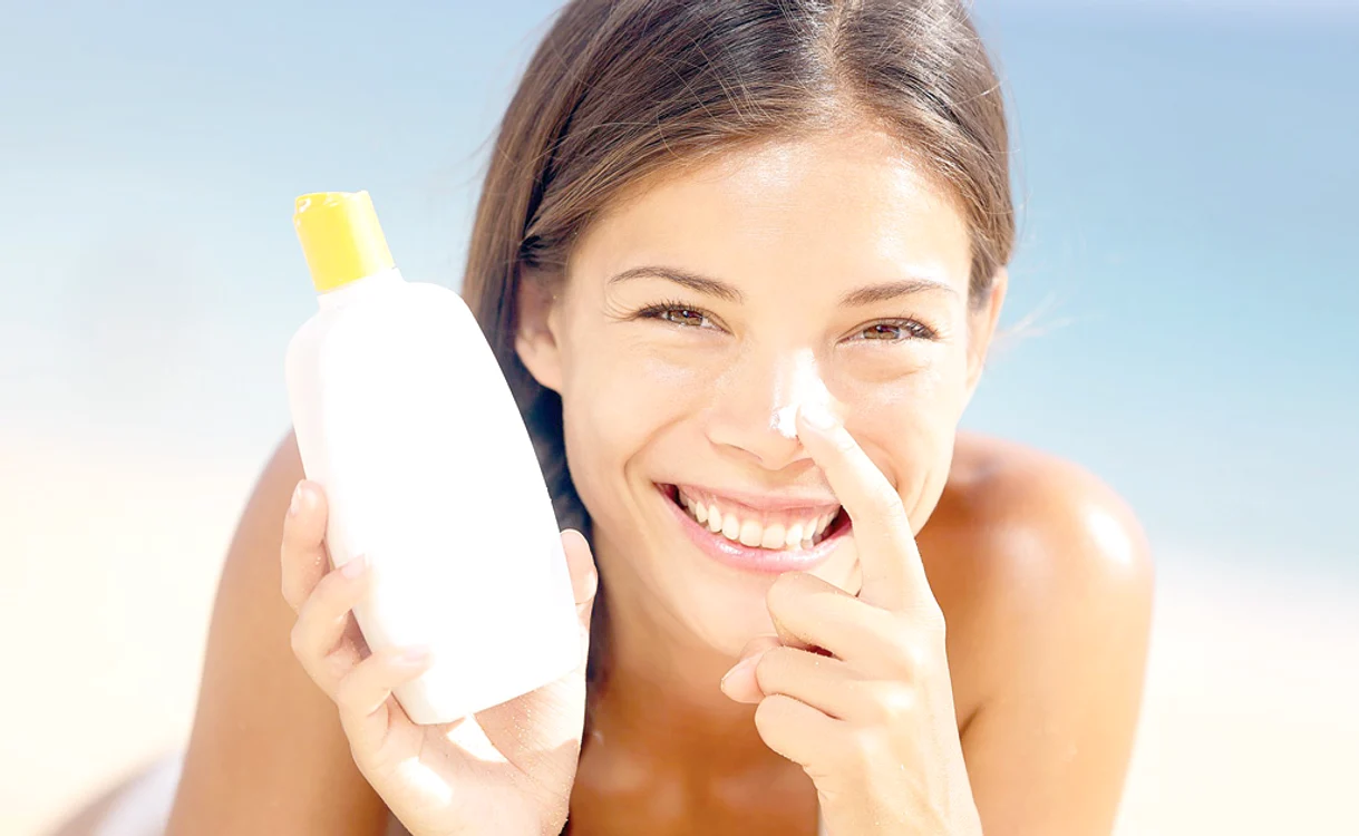 Pe faţă e bine să foloseşti creme cu factor de protecţie 50, fără ulei, care nu astupă porii