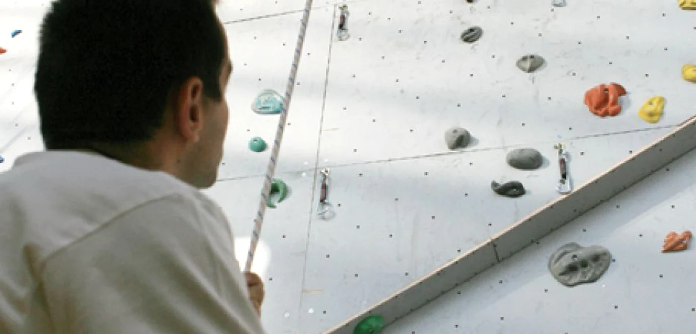 Instructorii îi supraveghează atent pe practicanţii de escaladări