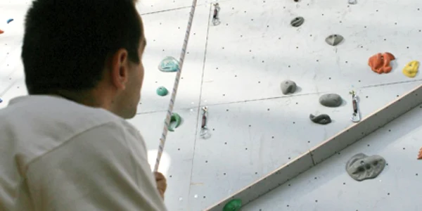 Instructorii îi supraveghează atent pe practicanţii de escaladări