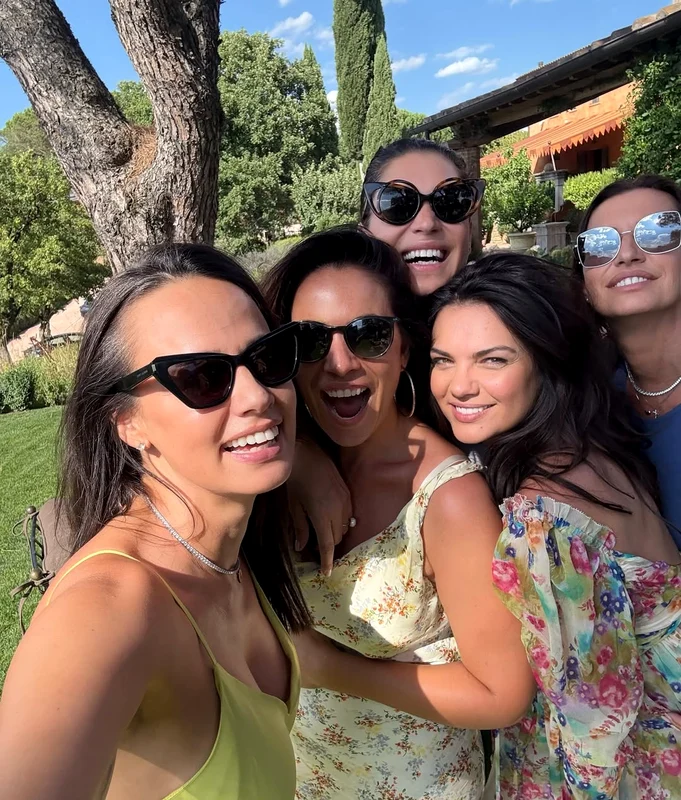Andreea Raicu alături de prietenele sale / Foto: Instagram 