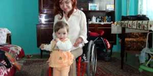 Denisa este prima mămică pe cărucior care a născut o fetiţă
