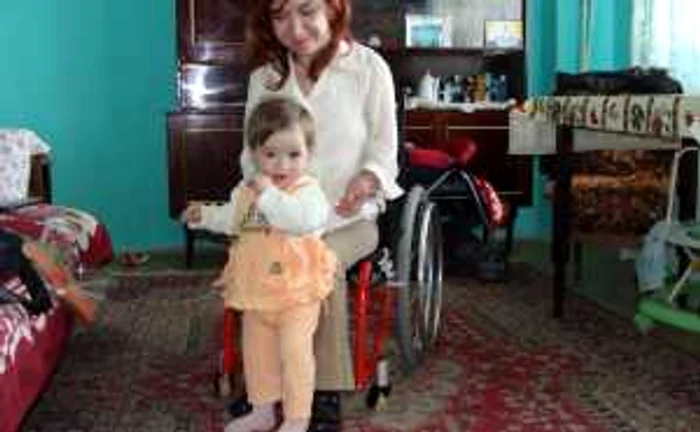 Denisa este prima mămică pe cărucior care a născut o fetiţă