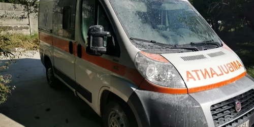 O ambulanţă a luat foc în parcare