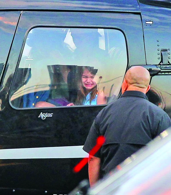 Mama, Katie Holmes, încearcă să o domolească