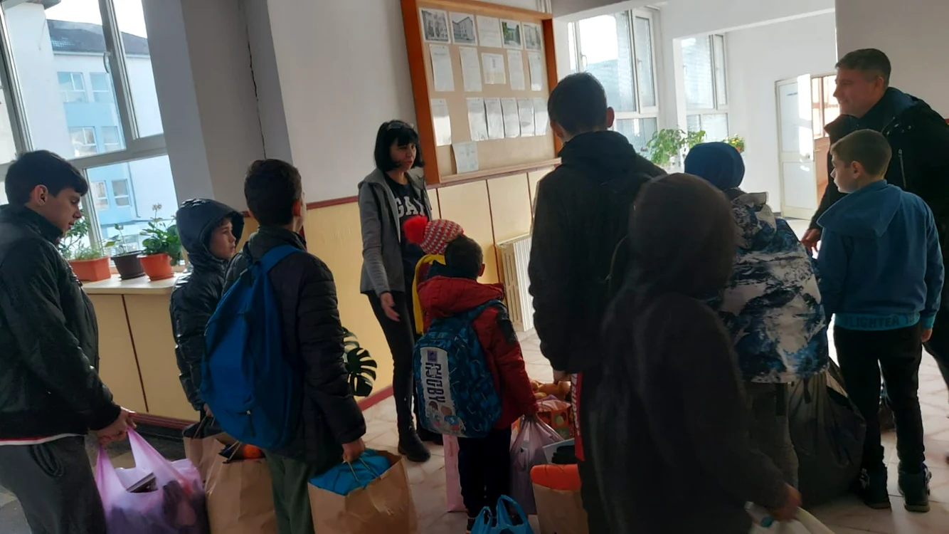 Elevi din 11 școli de la sat sunt ajutați în proiectul „Îmbracă un copil” FOTO: CT Metalurgic