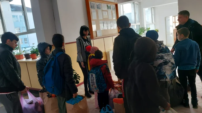 Elevi din 11 școli de la sat sunt ajutați în proiectul „Îmbracă un copil” FOTO: CT Metalurgic