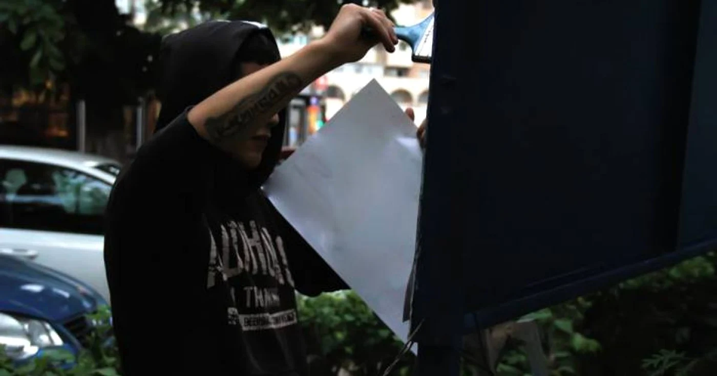 Lipitorul de afişe. Foto: Marius Grosu