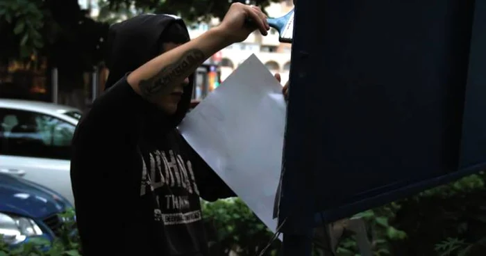 Lipitorul de afişe. Foto: Marius Grosu