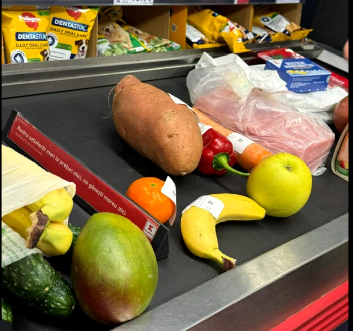 O fotografie surprinsă pe banda unei case de marcat. FOTO: Facebook / Ioana Alexandrina Cirstea