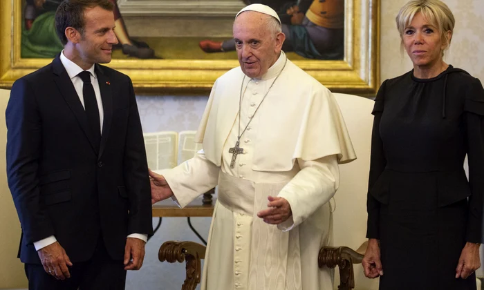 Pool Le président Emmanuel Macron et sa femme Brigitte rencontrent le pape François au Vatican jpeg