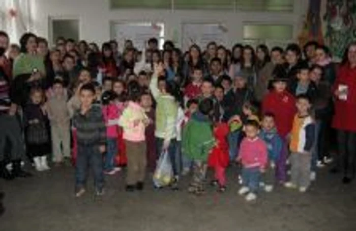 Tinerii din centre au primit câte un mărțișor