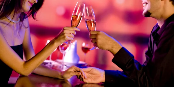 shutterstock 29702248 cuplu indragostiti intalnire romantica restaurant jpeg