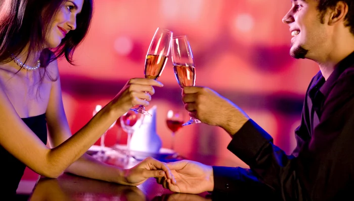 shutterstock 29702248 cuplu indragostiti intalnire romantica restaurant jpeg