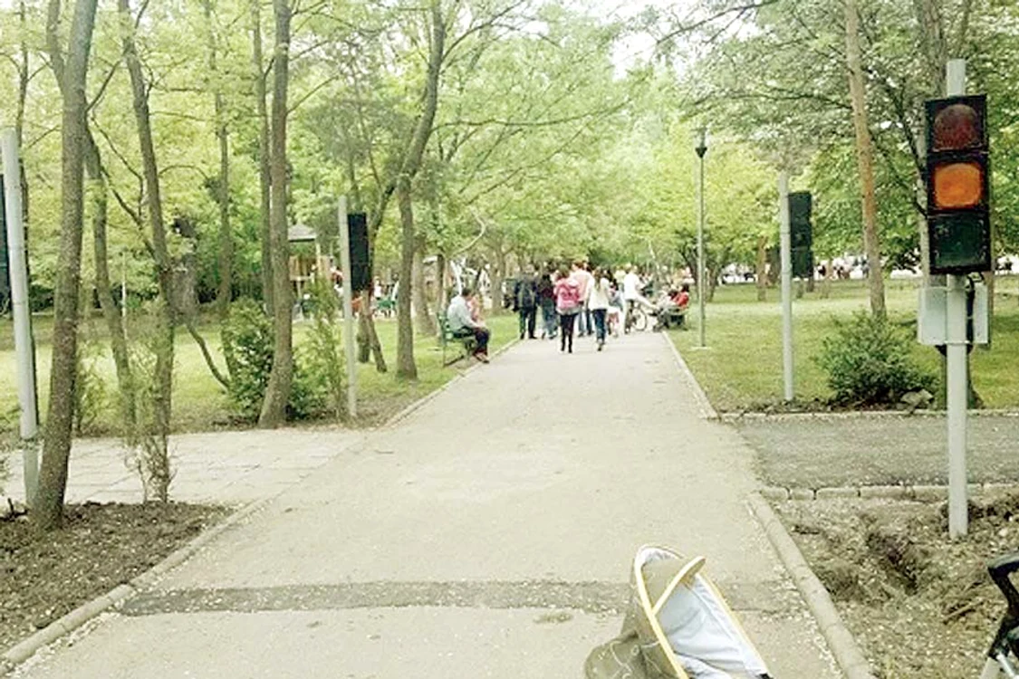
    Semafoare în parc (Foto: romaniatv.net)  