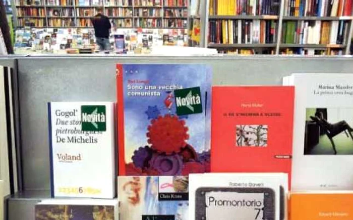 „Sono una vecchia comunista“, noua ediţie italiană a romanului „Sînt o babă comunistă“, într-o librărie din Roma