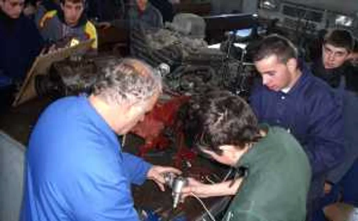 Elevii vor fi supravegheaţi de tutori care vor fi plătiţi prin proiect