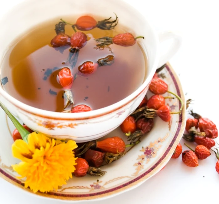 Din cauza unor substanţe care se găsesc în sâmburi, ceaiul preparat din fructe uscate de măceşe poate fi dăunător.www.clicksanatate.ro