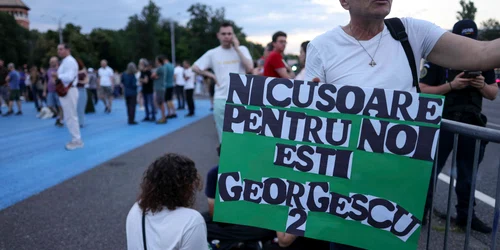 Protest organizat in Piata Victoriei din Bucuresti pentru sustinerea premierului demis si impotriva Partidului Social Democrat, a Liei Savonea si a presedintelui Romaniei, in Bucuresti, 19 iunie 2026. Inquam Photos / Octav Ganea
