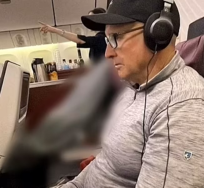Cuplu obligat să stea în avion lângă un cadavru. Cum a fost posibil așa ceva