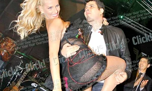 Andreea Bănică  Blonda are şi ea show uri îndrăzneţe şi a dansat provocator cu un bărbat, la un concert din Bucureşti, chiar sub privirile soţului ei, aflat lângă scenă  jpeg