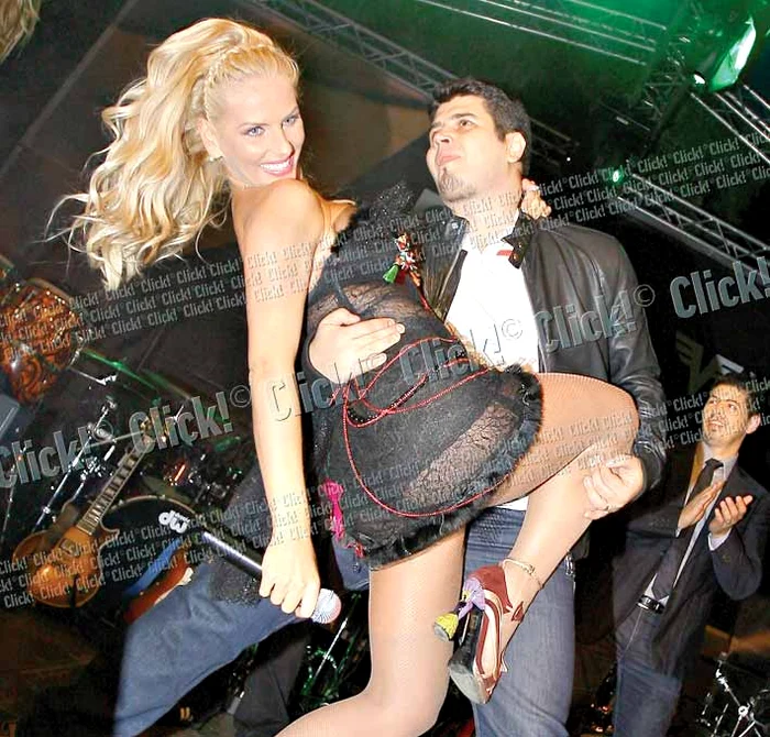 Andreea Bănică. Blonda are şi ea show-uri îndrăzneţe şi a dansat provocator cu un bărbat, la un concert din Bucureşti, chiar sub privirile soţului ei, aflat lângă scenă.