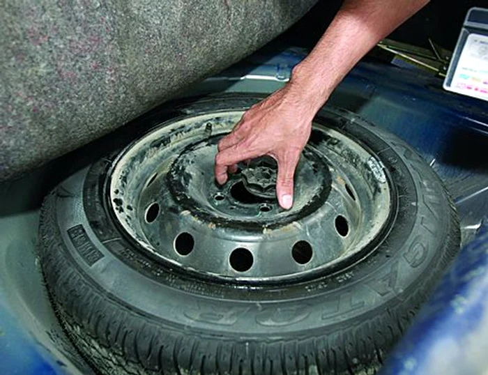 4. Schimbă roata cu cea de rezervă