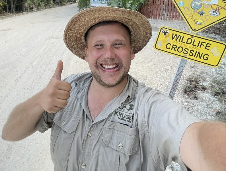 Bărbatul care s-a ales cu arsuri de gradul trei pe faţă, după ce a mâncat un fruct exotic. „Am mușcat din el şi a explodat imediat”