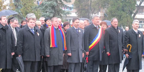 Delegaţia PD-L a fost huiduită de mulţimea adunată la statuia lui Mihai Viteazul