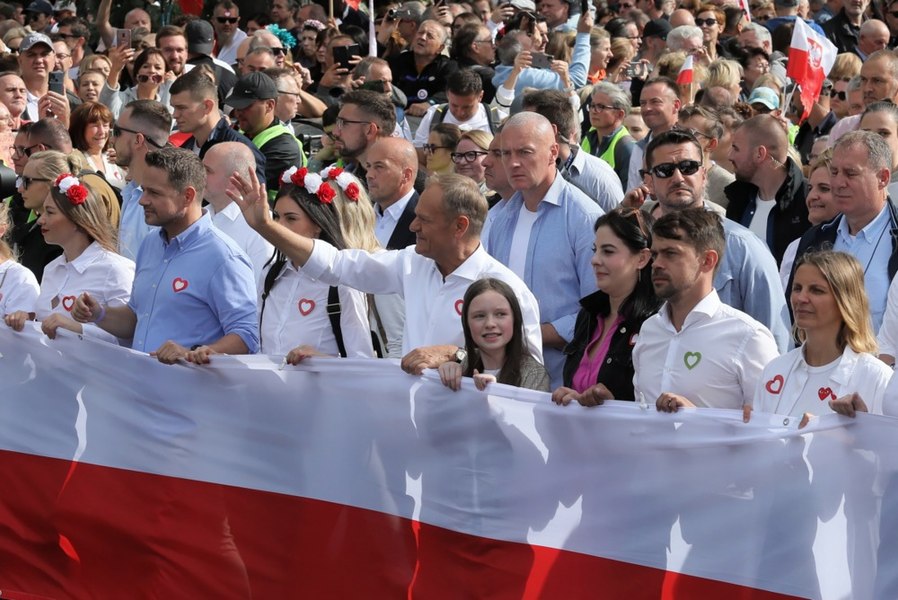 Sute de mii de polonezi s-au adunat la Varșovia pentru a participa la un mars antiguvernamental