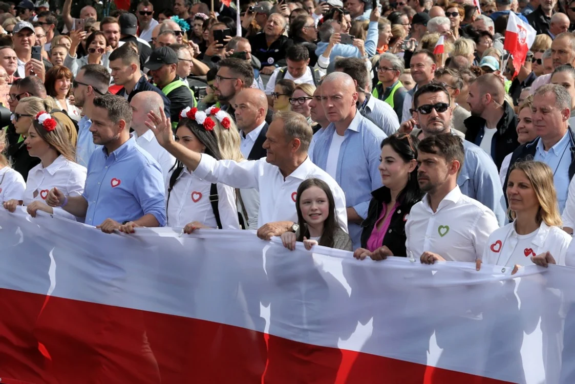 Un milion de polonezi au participat la un marș antiguvernamental la Varșovia FOTO EPA EFE
