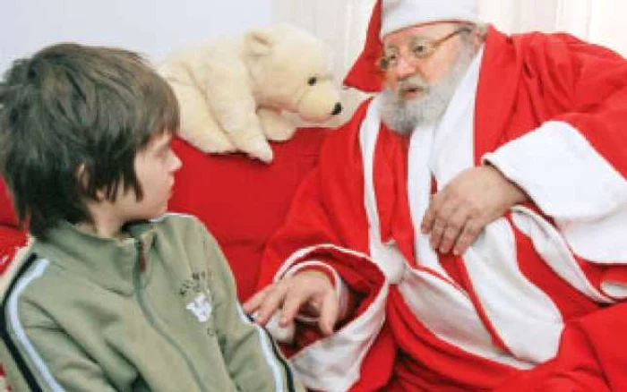 Moşul Nicolae Popescu ştie cum să stea la poveşti cu copiii